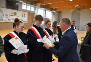 Na baczność, czy spocznij?